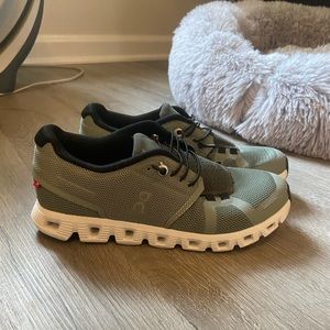 on cloud running shoes size 6